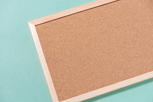 Brown corkboard a jegyzetek zöld háttér — Stock Fotó