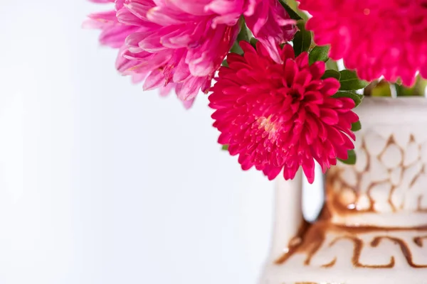 Schöner Strauß rosa und roter Blumen Astern in einem Keramik-ju — Stockfoto