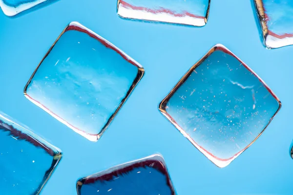 Fond bleu élégant avec des cubes transparents comme de la glace pour drin — Photo