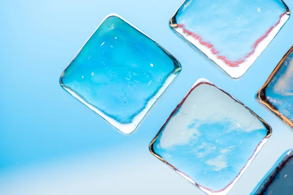 Fond bleu élégant avec des cubes transparents comme de la glace pour drin — Photo