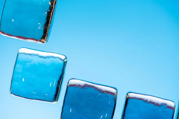 Fond bleu élégant avec des cubes transparents comme de la glace pour drin — Photo