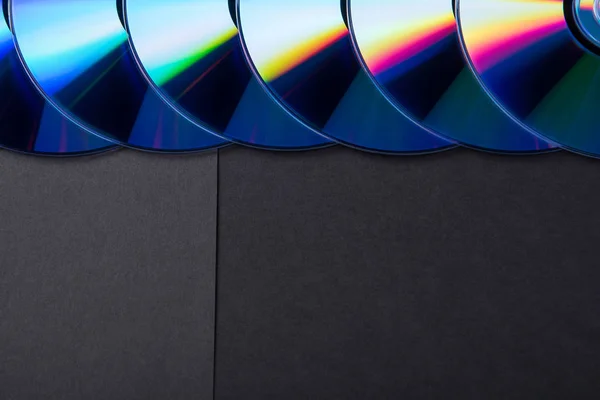 Muchos discos compactos musicales con un espectro de colores de arco iris como — Foto de Stock