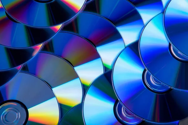 Muchos discos compactos musicales con un espectro de colores de arco iris como — Foto de Stock