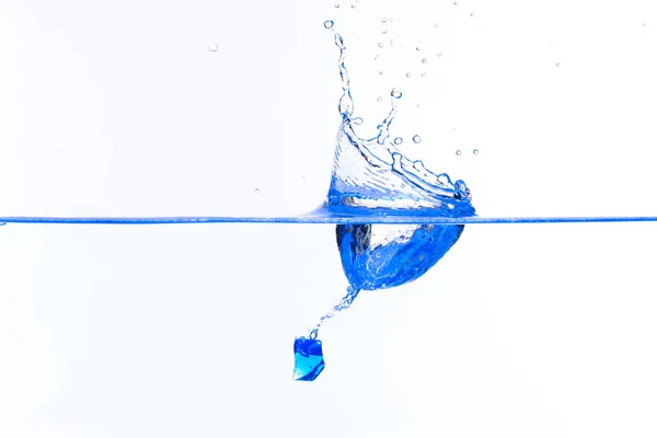 Güzel ve serin su sıçramalarına su içine düşmesini t mavi — Stok fotoğraf