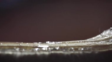 Bir kadının bacaklarındaki kılları ağda yaparak aldırma prosedürünün aşamalarından birine yakın çekim.