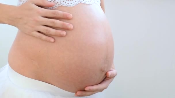 Close Van Een Zwanger Jong Meisje Strelen Haar Buik Met — Stockvideo