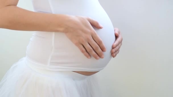 Zbliżenie Górę Górę Ciąży Młoda Dziewczyna Głaskanie Jej Brzuch Dziecko — Wideo stockowe