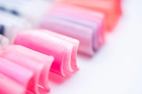 Uma paleta de desenhos de unhas de cores diferentes com gel polonês em — Fotografia de Stock