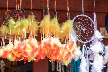 Tüylü bir sürü dekoratif tılsım.