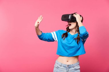 pembe arka plan, 3d, poz sanal gerçeklik gözlüklü genç kadınla gelecekteki kavramı