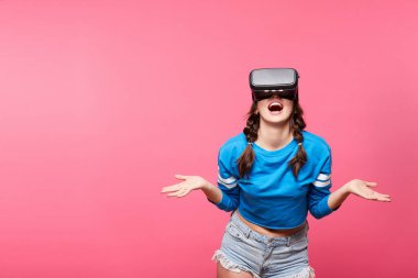 pembe arka plan, 3d, poz sanal gerçeklik gözlüklü genç kadınla gelecekteki kavramı