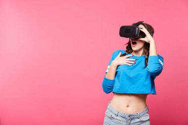 pembe arka plan, 3d, poz sanal gerçeklik gözlüklü genç kadınla gelecekteki kavramı