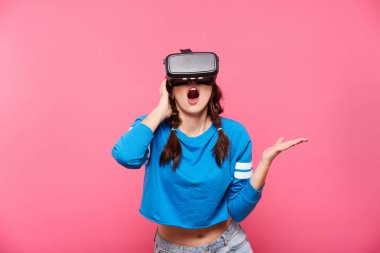 pembe arka plan, 3d, poz sanal gerçeklik gözlüklü genç kadınla gelecekteki kavramı