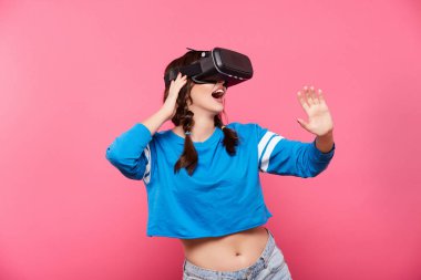 pembe arka plan, 3d, poz sanal gerçeklik gözlüklü genç kadınla gelecekteki kavramı