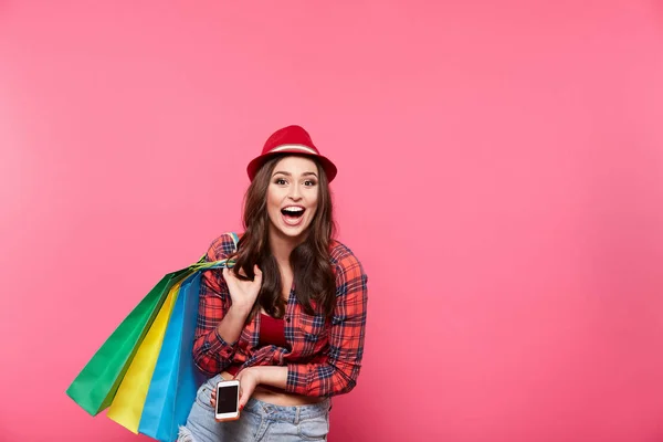 Mujer Feliz Joven Con Coloridas Bolsas Compras Utilizando Teléfono Móvil — Foto de Stock