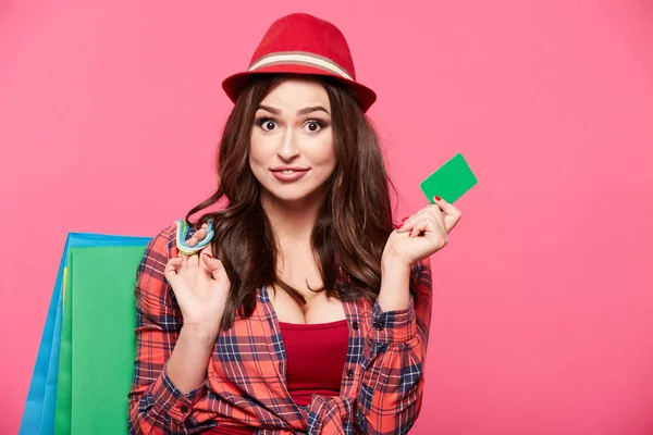 Młoda Kobieta Szczęśliwa Kolorowe Torby Zakupy Karty Kredytowej Przeciwko Różowy — Zdjęcie stockowe