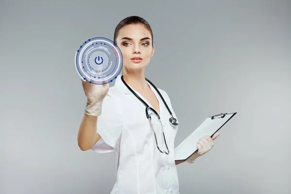 灰色の背景は 保健医療や薬理学概念でクリップボードと医療白衣を着て可愛いナース — ストック写真