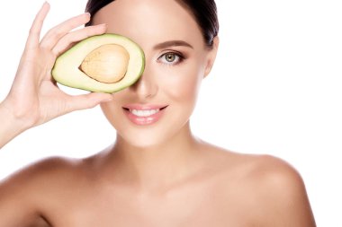 avokado ile poz güzel ve doğal genç kadın beyaz arka plan üzerinde cilt bakım kavramı izole, cilt sulu