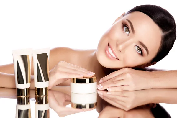Lächelnde Frau Mit Kosmetikprodukten Auf Weißem Hintergrund — Stockfoto
