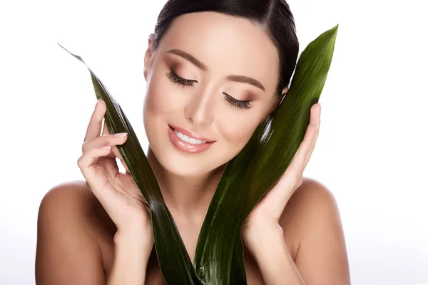 Beautiful Natural Young Woman Posing Green Leaves Isolated White Background — Stock Photo, Image