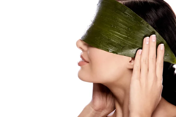 Bela Natural Jovem Posando Com Grande Folha Verde Isolada Fundo — Fotografia de Stock