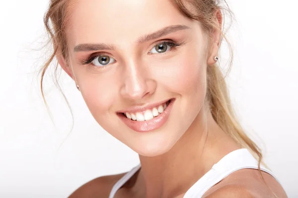 Hermosa Mujer Sonriente Con Dientes Blancos Concepto Odontología — Foto de Stock