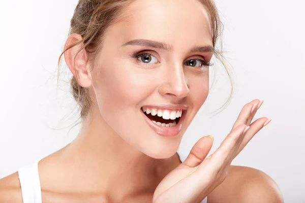 Hermosa Mujer Sonriente Mostrando Dientes Blancos Concepto Odontología —  Fotos de Stock