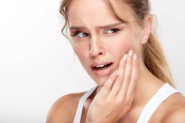 Hermosa Mujer Con Dientes Blancos Que Sufren Dolor Dientes Concepto — Foto de Stock