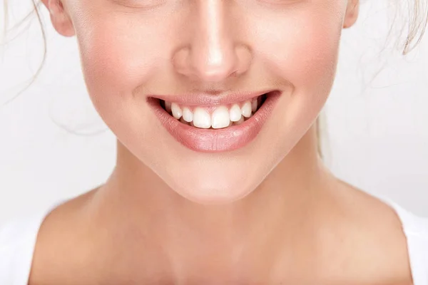 Beyaz Dişler Diş Hekimliği Kavramı Ile Gülümseyen Güzel Kadın — Stok fotoğraf