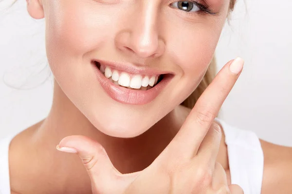 Bela Mulher Sorridente Mostrando Dentes Brancos Conceito Odontológico — Fotografia de Stock