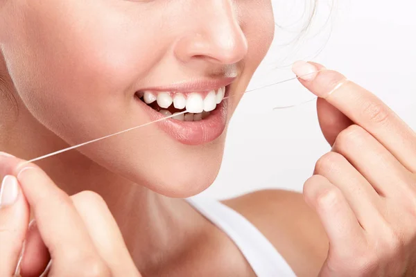 Hermosa Mujer Sonriente Con Dientes Blancos Usando Hilo Dental Concepto — Foto de Stock