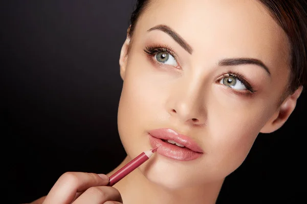 Concepto Belleza Mujer Joven Pintando Labios Con Lápiz Labial Rojo — Foto de Stock