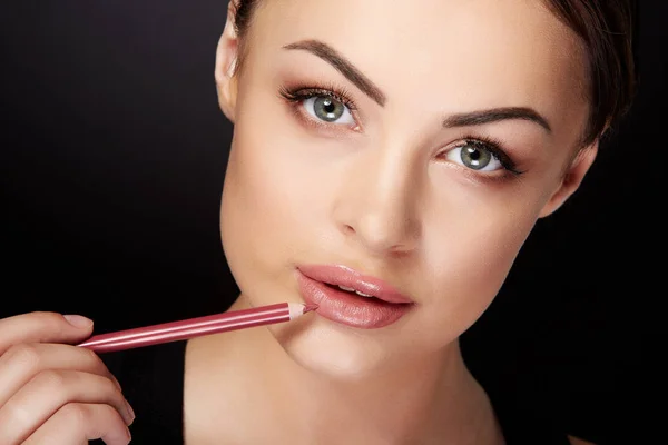 Beauty Koncept Mladá Žena Malba Rty Červené Lipliner Černé Pozadí — Stock fotografie