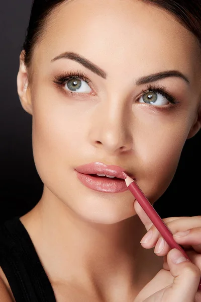 Beauty Koncept Mladá Žena Malba Rty Červené Lipliner Černé Pozadí — Stock fotografie