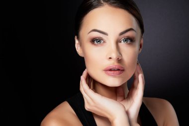 siyah arka plan güzel genç kadının güzellik kavramı, baş ve omuz portre