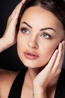 siyah arka plan güzel genç kadının güzellik kavramı, baş ve omuz portre