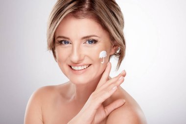yüz kremi, Güzellik fotoğraf kavramı, cilt ve kırışıklık tedavisi, Uv koruma, şemsiye sembol kullanarak cilt üzerinde çıplak omuz ile oldukça gülümseyen genç kadın 