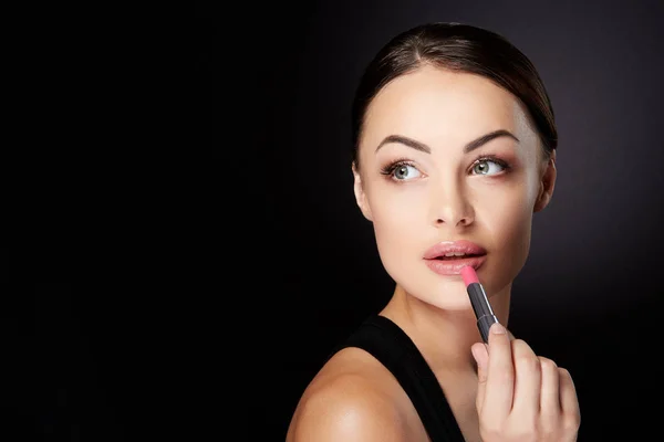 Concepto Belleza Mujer Joven Pintando Labios Con Lápiz Labial Fondo — Foto de Stock