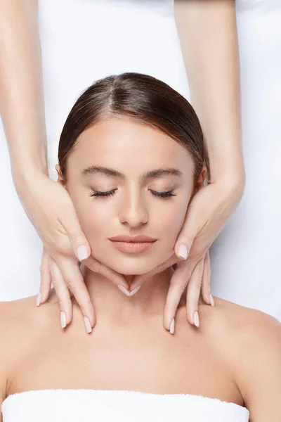 Jeune Femme Avec Une Peau Parfaite Ayant Massage Facial Mains — Photo