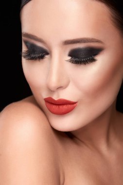 siyah stüdyo arka planı, sahte kirpik poz kadar parlak yapmak güzel genç kadın portresi