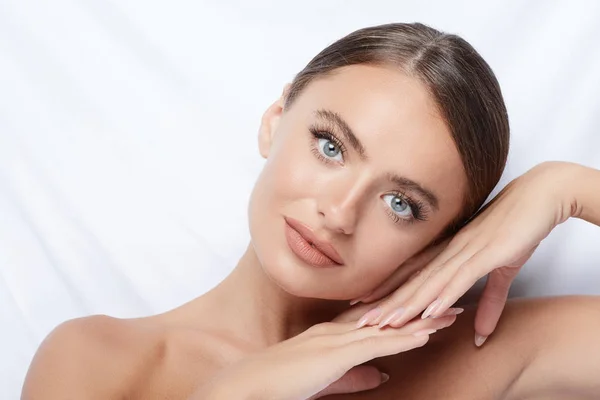 Belle Naturelle Jeune Femme Avec Une Peau Parfaite Fond Blanc — Photo