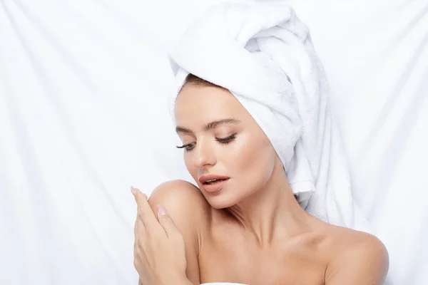 Beautiful Natural Young Woman Turban Towel Head Skin Care Hydrated — Stock Photo, Image