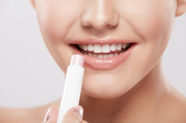 dudak kremi, cilt bakım kavramı kullanarak çıplak omuz ile güzel ve doğal genç kadın