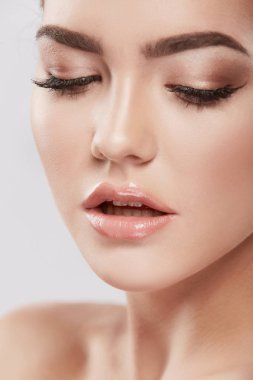 Genç kadın gri arka plan, Cilt Bakımı ve sulu cilt kavramı poz Güzellik Portresi 