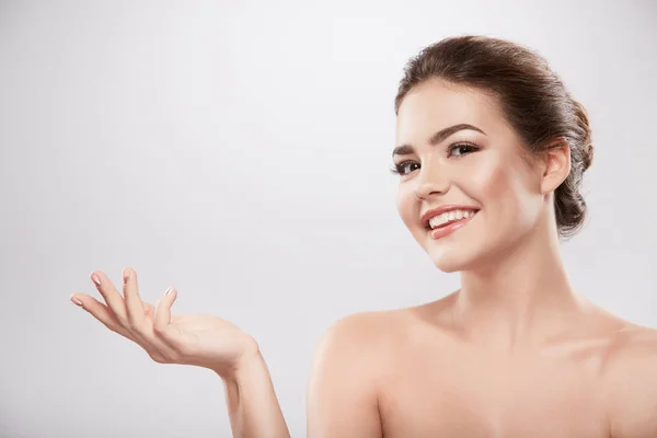 Bela Natural Jovem Mulher Com Ombros Nus Posando Fundo Cinza — Fotografia de Stock