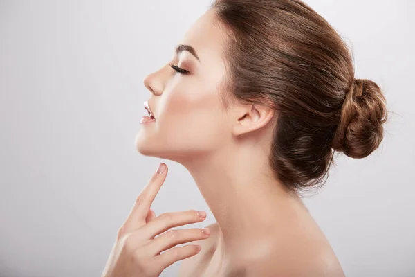 Genç kadın poz gri arka plan, Cilt Bakımı ve sulu cilt, kavram Güzellik Portresi 