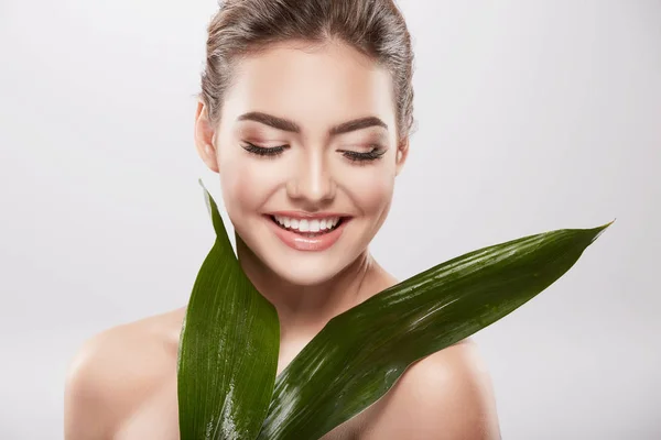 Bela Natural Jovem Posando Com Folhas Verdes Fundo Cinza Conceito — Fotografia de Stock