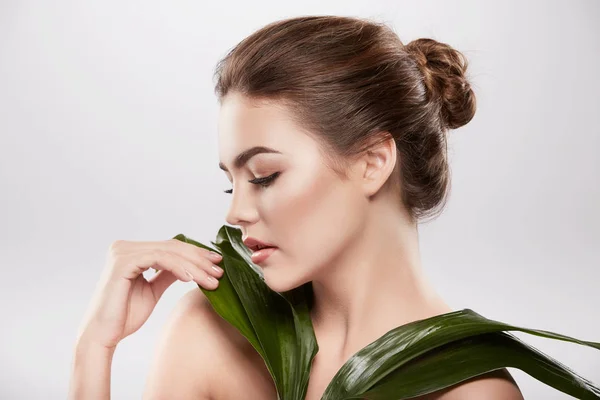 Bella Naturale Giovane Donna Posa Con Foglie Verdi Sfondo Grigio — Foto Stock