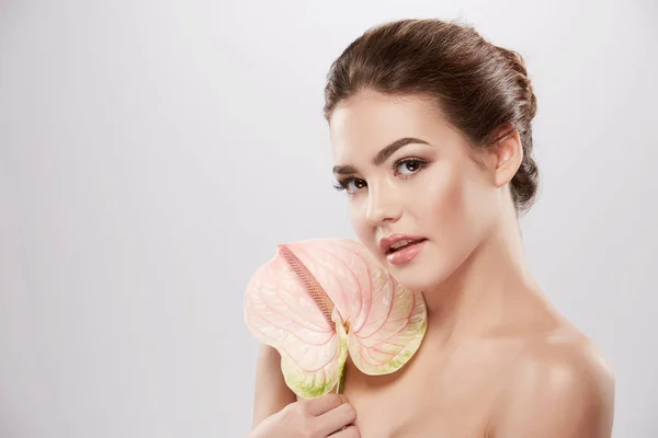 Mujer Joven Hermosa Natural Posando Con Gran Flor Fondo Gris —  Fotos de Stock