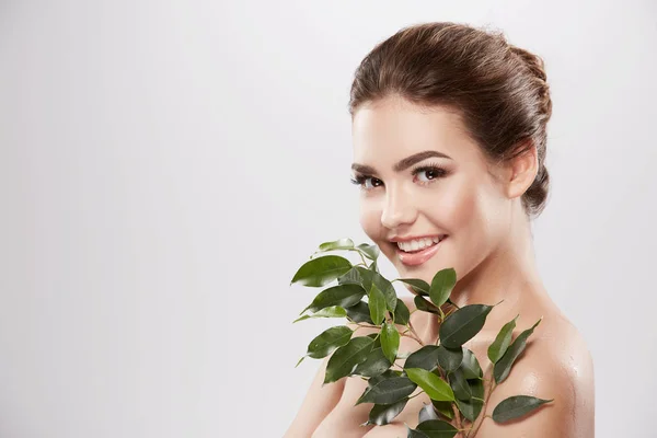 Schöne Und Natürlich Lächelnde Frau Die Mit Grünen Blättern Vor — Stockfoto